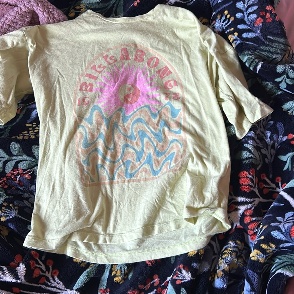 a kind cropped billabong t shirt